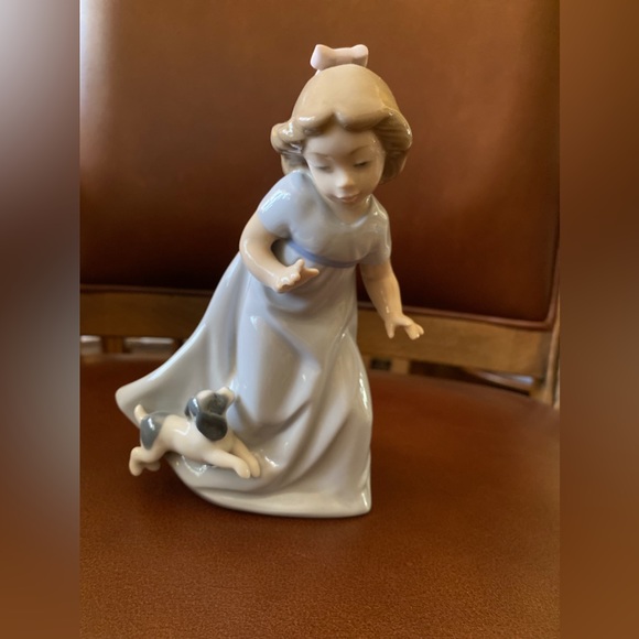 GIRL WITH PUPPY NAO BY LLADRO - Picture 1 of 7